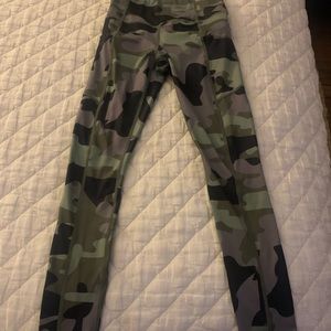 Zyia Green Camo Light n Tight Hi-Rise 7/8 24”